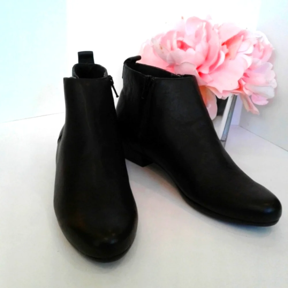 MUNRO black  genuine leather anckle boots
